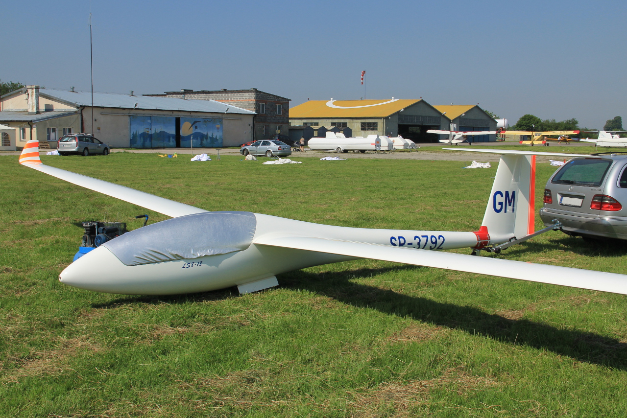 SP-3792 · Rolladen-Schneider LS-8 · (EPST)