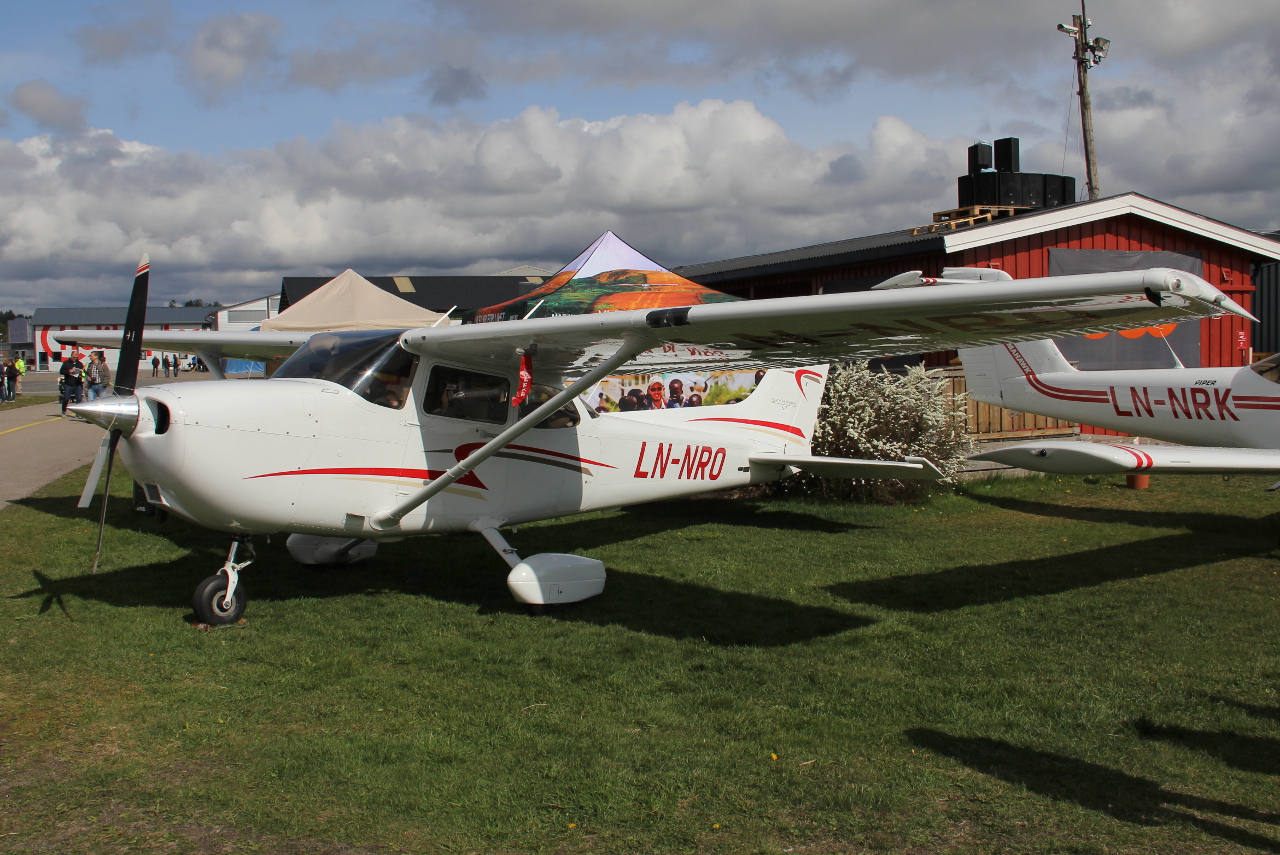 LN-NRO (172S11011) Cessna 172S