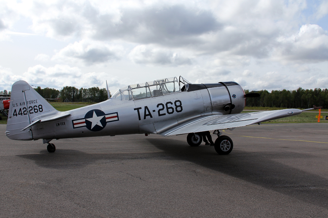 LN-TEX (14A-2268) 1944 North American T-6 Harvard