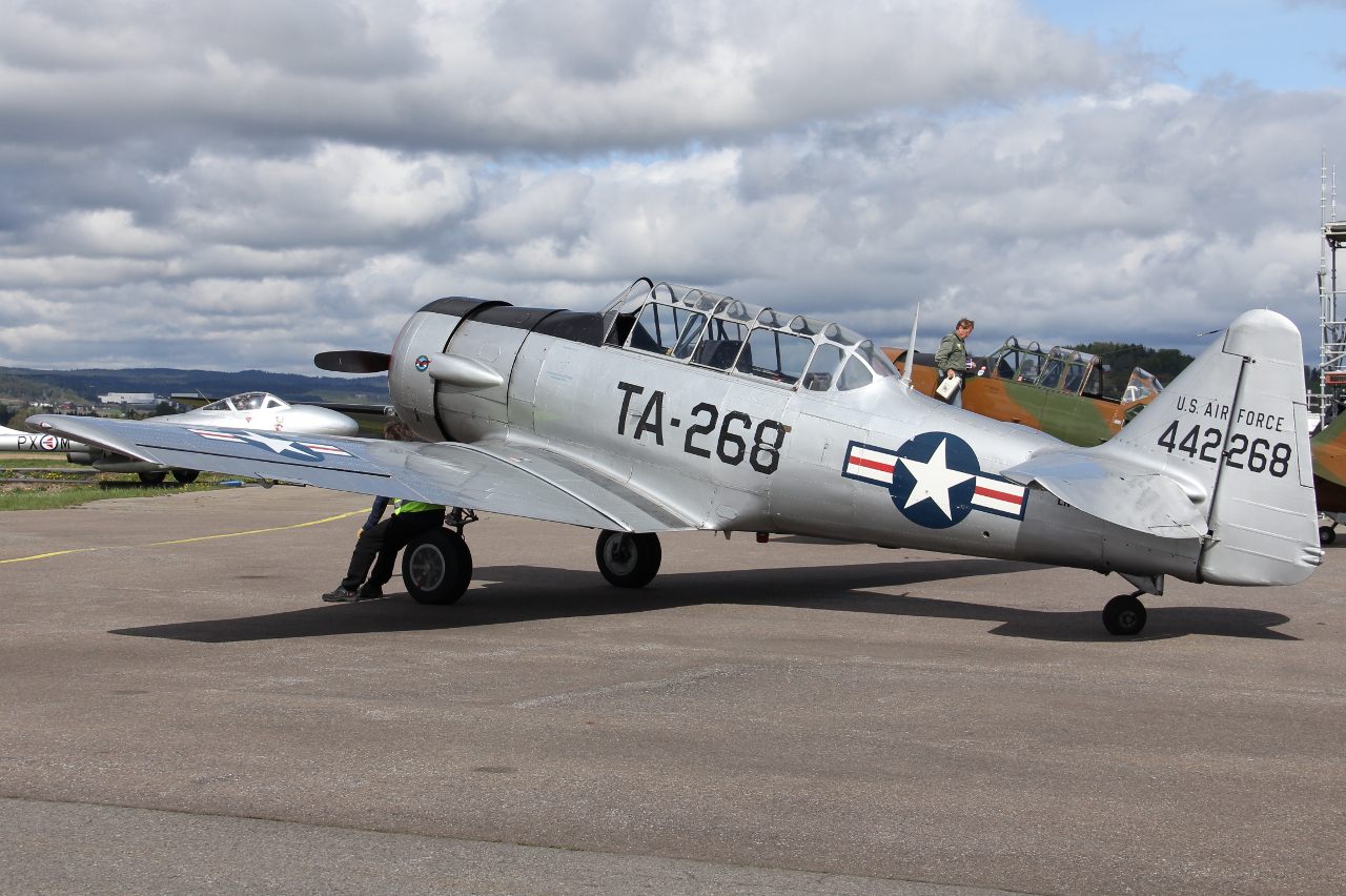 LN-TEX (14A-2268) 1944 North American T-6 Harvard