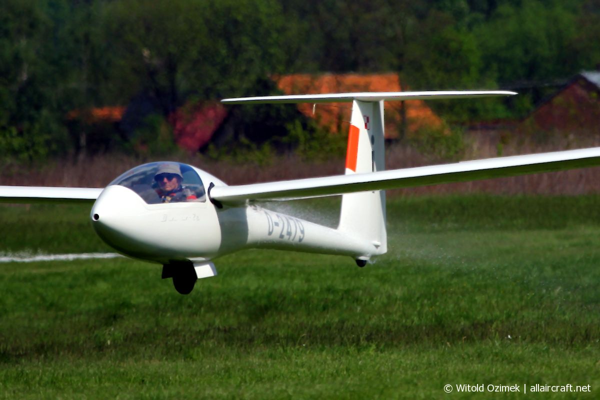 D-2479 ( 211 ) Schempp-Hirth Discus 2A