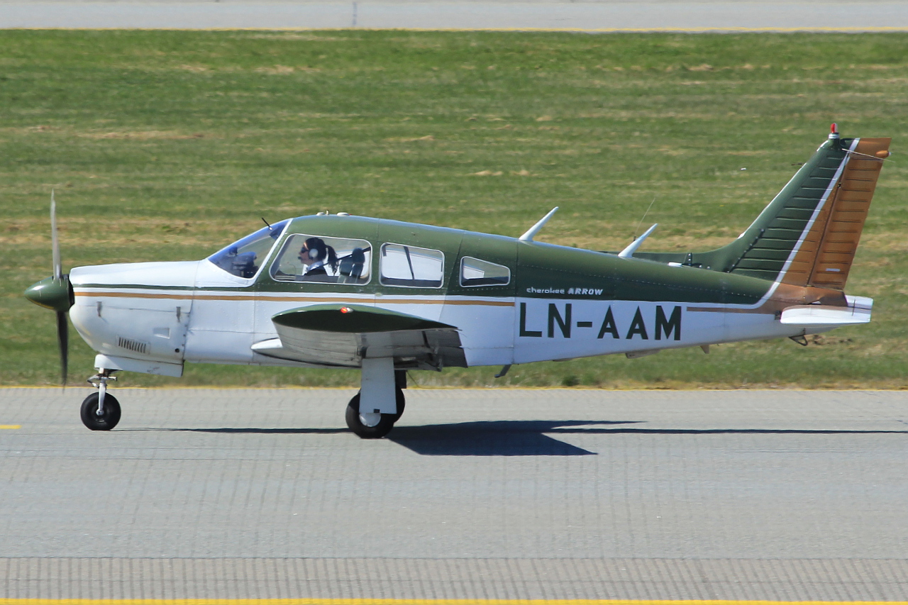 LN-AAM (28R-7435257) Piper PA-28R-200 Cherokee Arrow II