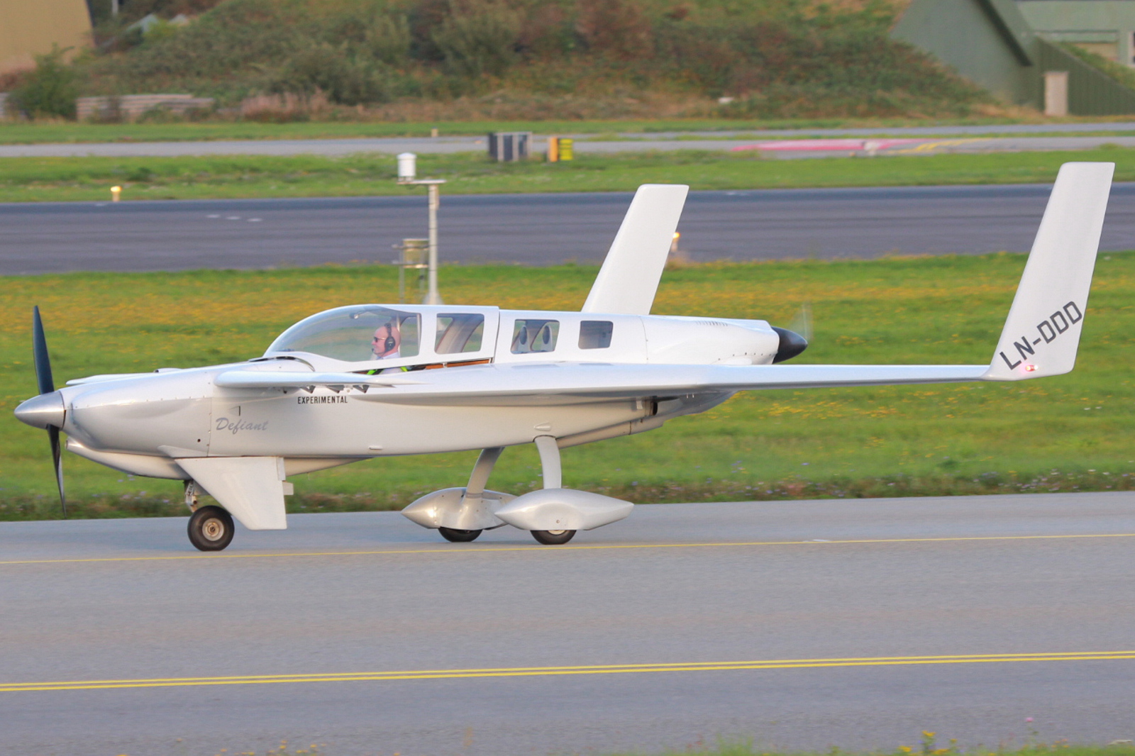 LN-DDD (0024B) Rutan 74 Defiant