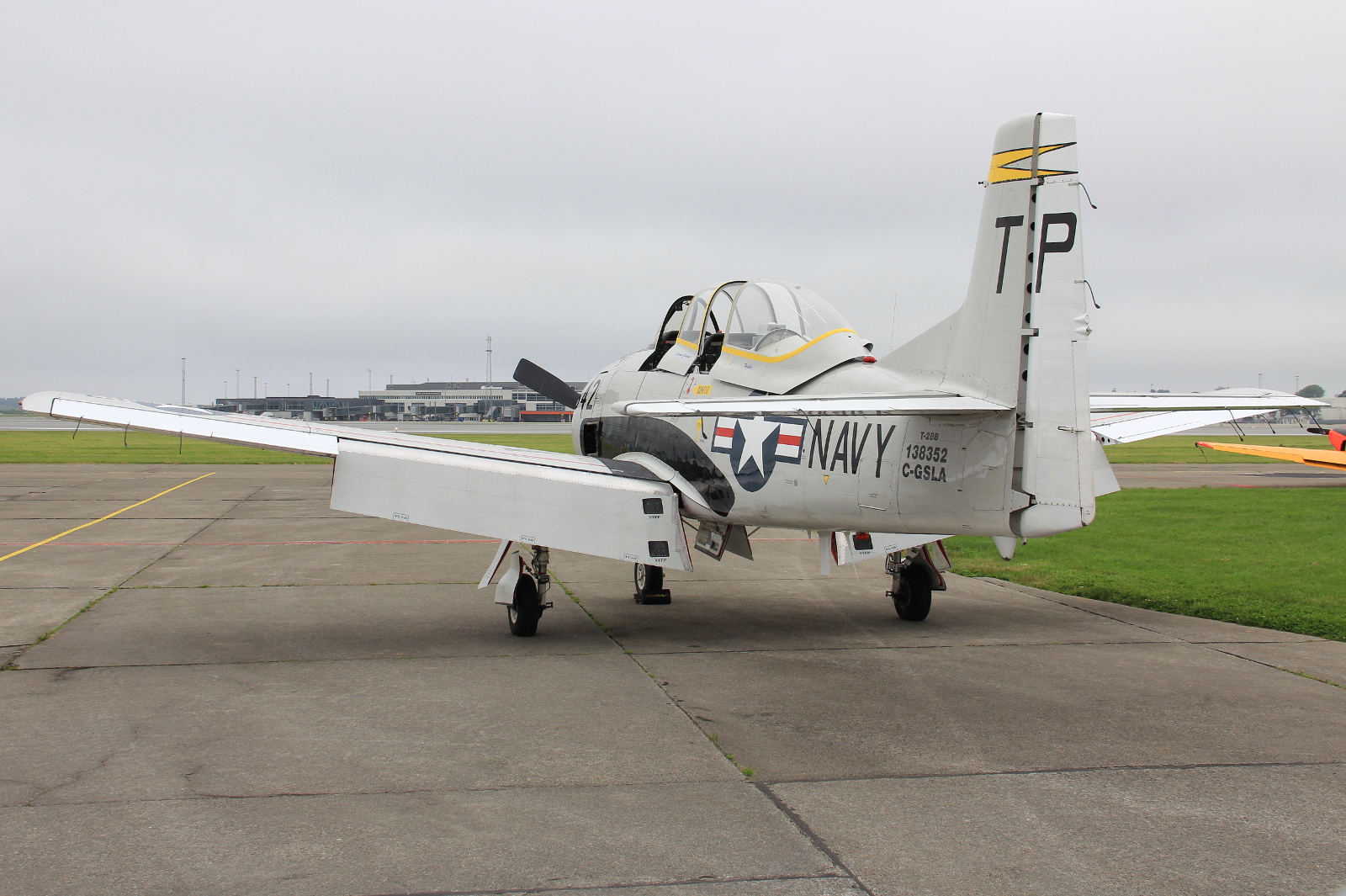 C-GSLA (200-423) 1955 North American T-28B Trojan