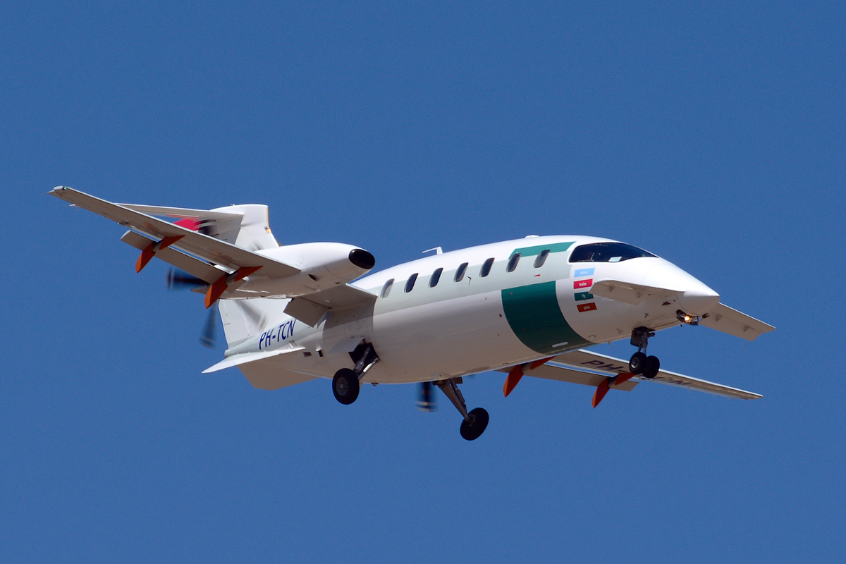 PH-TCN (1089) 2004 Piaggio P-180 Avanti