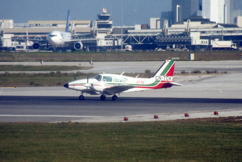 CN-TCH (27-7654066) Piper PA-23-250 Aztec F