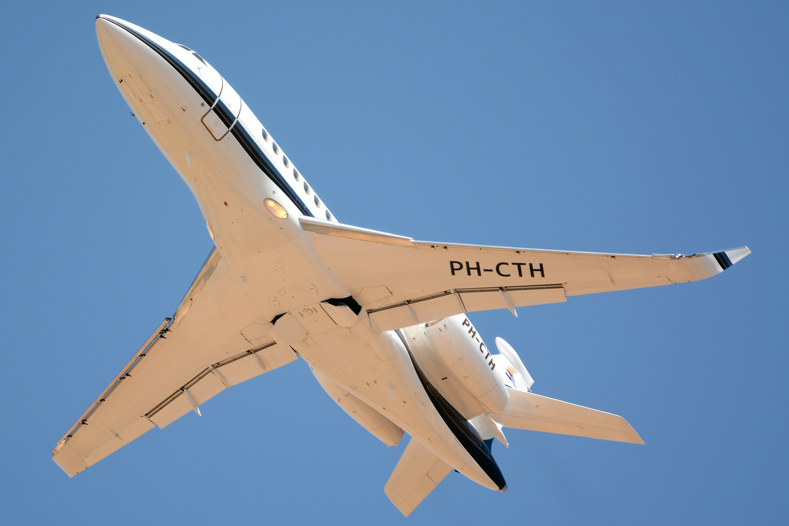 PH-CTH (194) 2011 Dassault Falcon 2000 LX