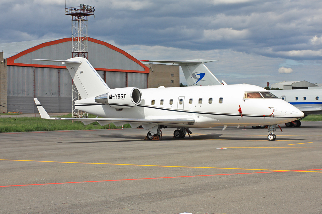M-YBST (5620) 2005 Bombardier Challenger 604