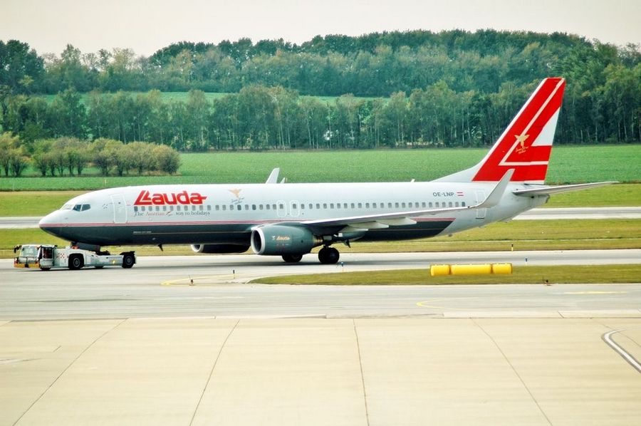 OE-LNP (30420) 2002 Boeing 737-8Z9 WL