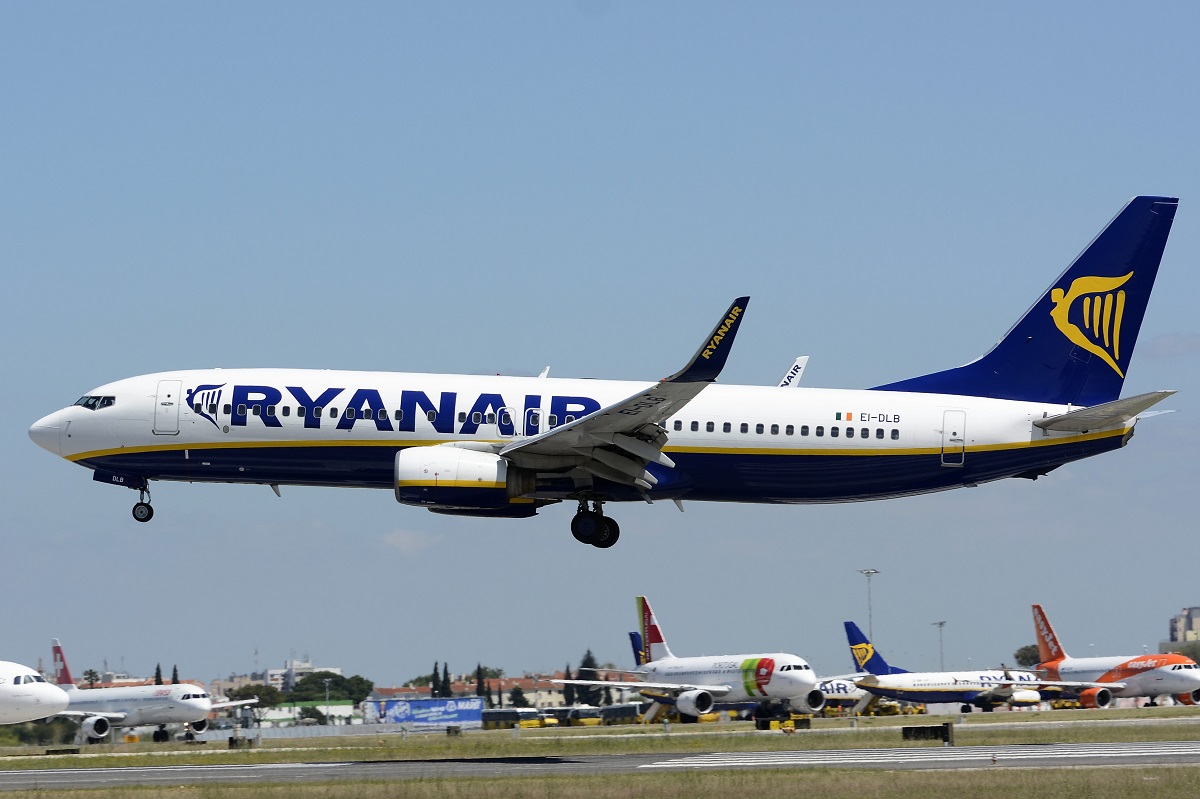 EI-DLB (33584) 2005 Boeing 737-8AS(WL)