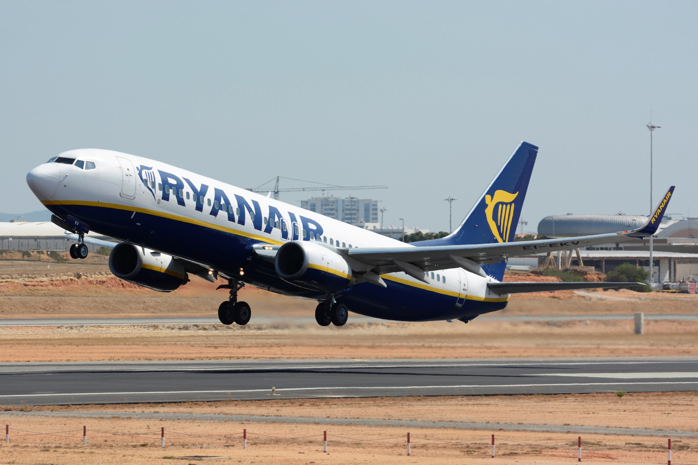 EI-EKV · Boeing 737-8AS(WL) · (FAO / LPFR)