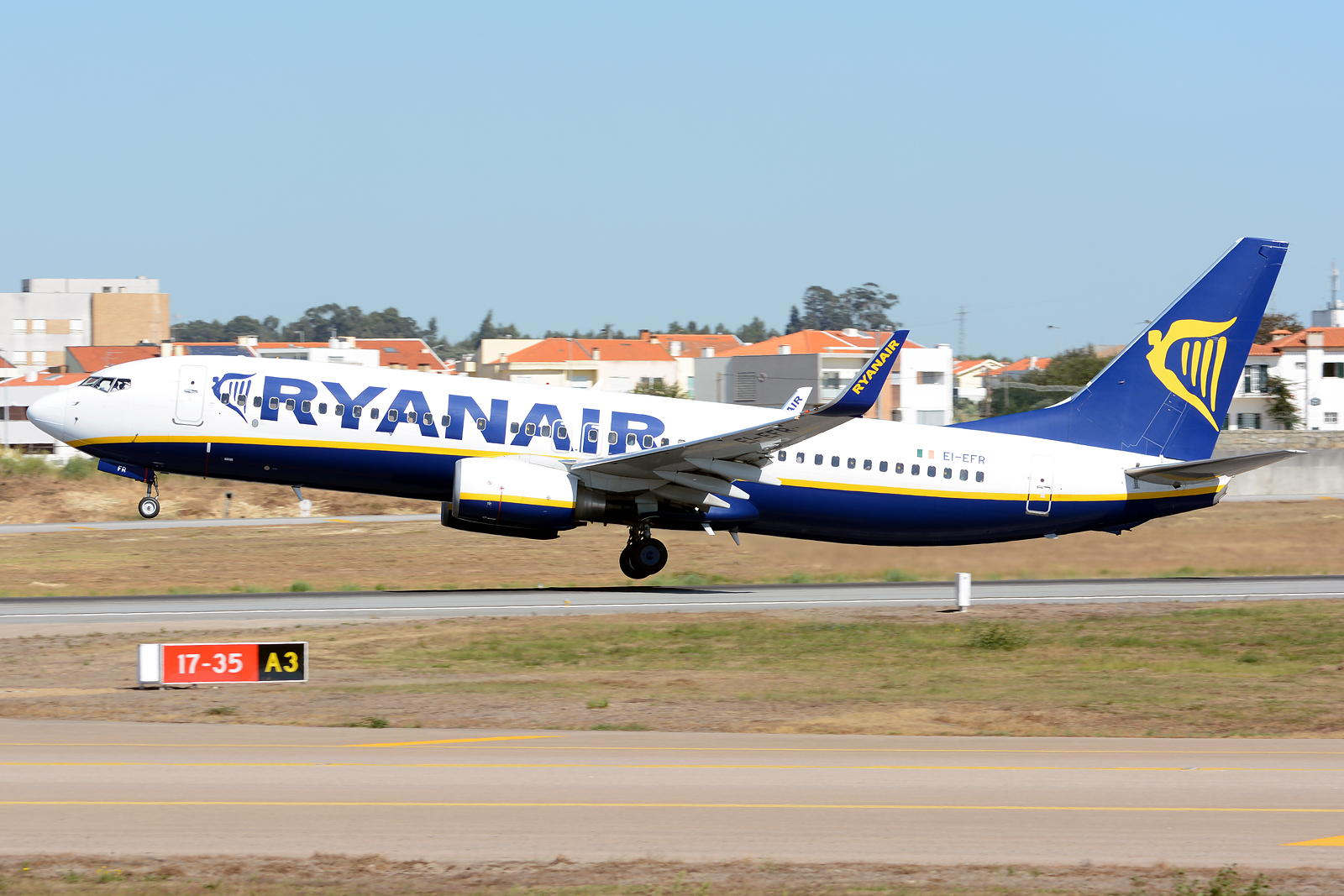 EI-EFR · Boeing 737-8AS(WL) · (OPO / LPPR)