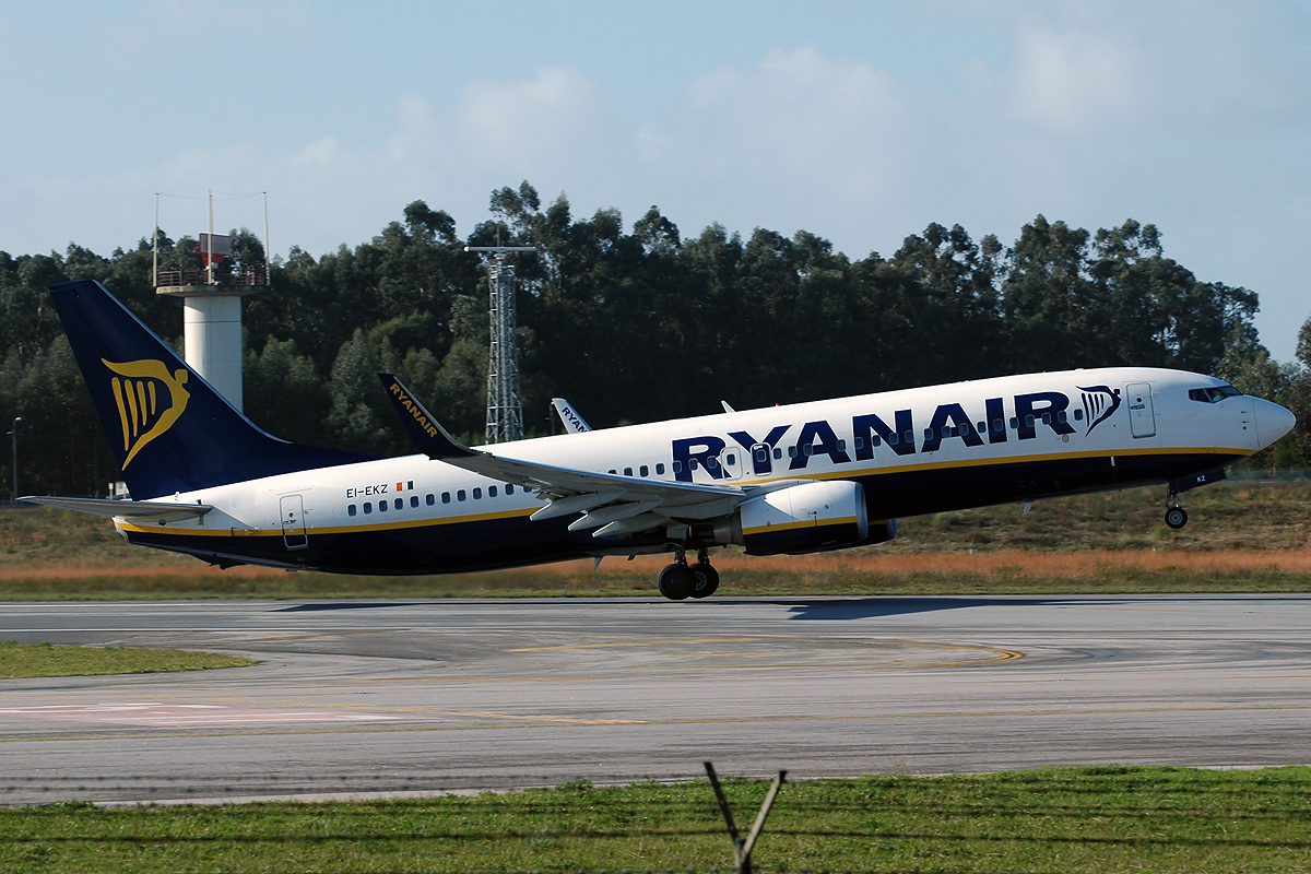 EI-EKZ · Boeing 737-8AS(WL) · (OPO / LPPR)