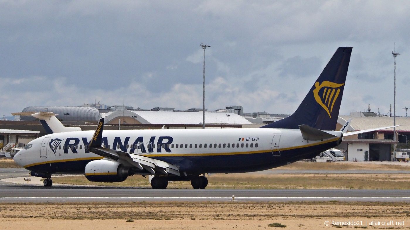 EI-EFH (035012) Boeing 737-8AS(WL)
