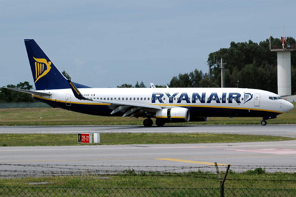 EI-EGA (38490) 2009 Boeing 737-8AS(WL)