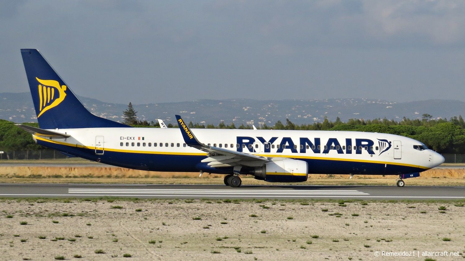 EI-EKX (35030) 2010 Boeing 737-8AS(WL)