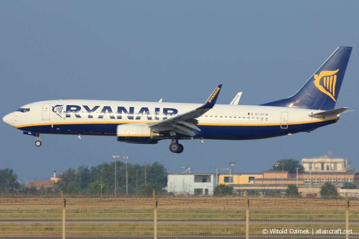 EI-EFW (35018) 2009 Boeing 737-8AS(WL)