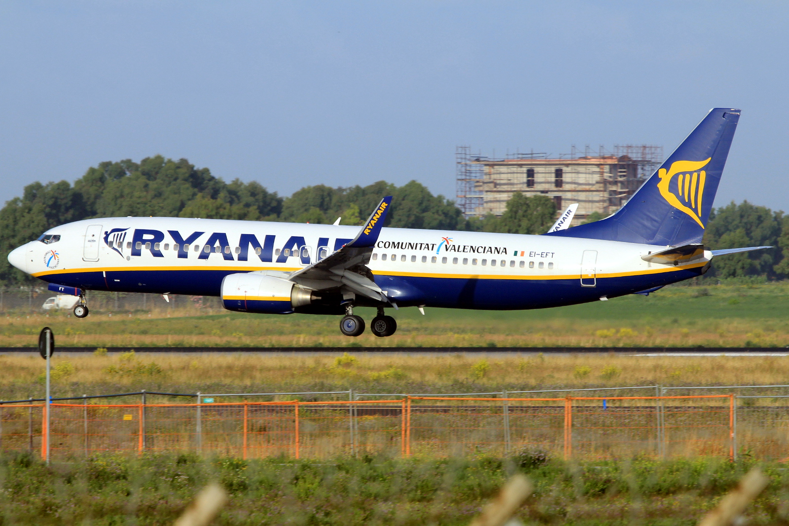 EI-EFT, (cn 37543), Boeing 737-8AS