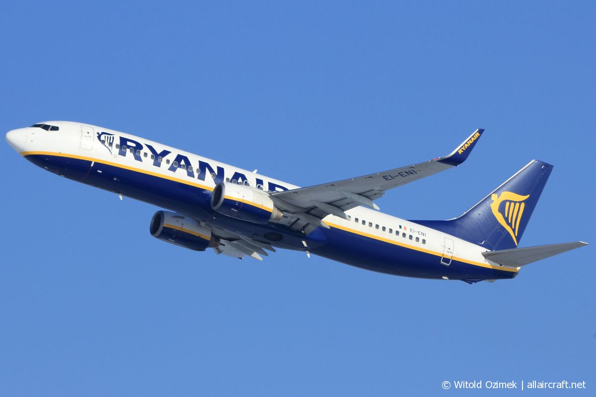 EI-ENI (40300) 2010 Boeing 737-8AS(WL)
