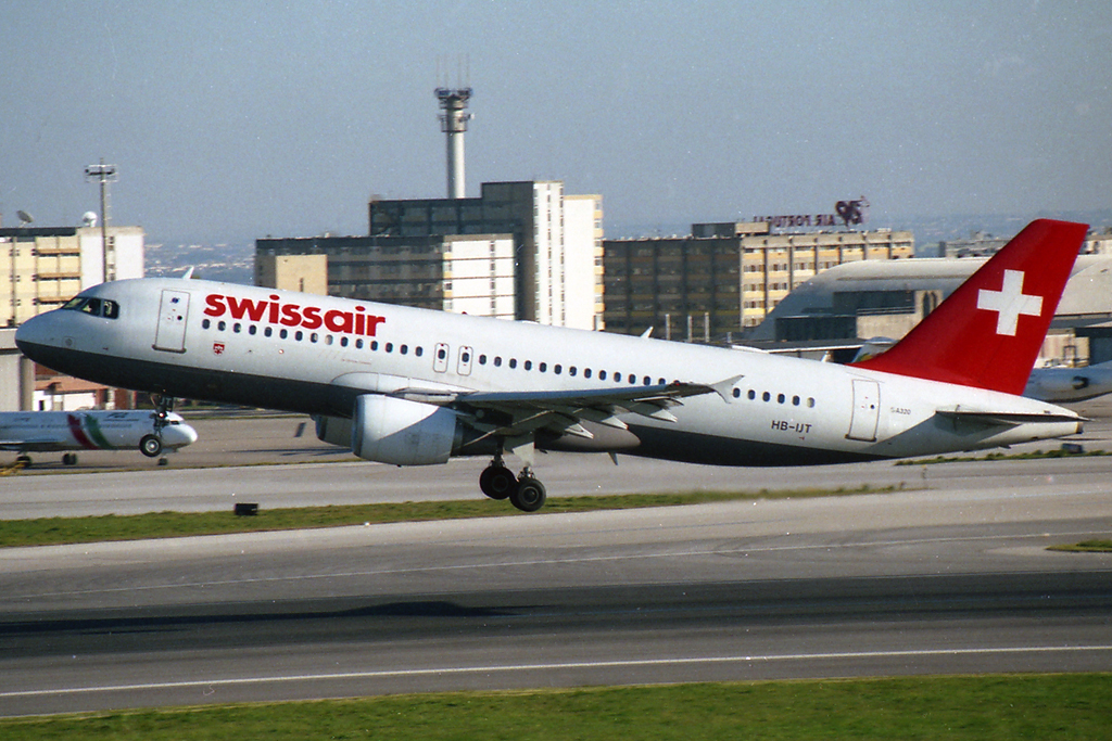 HB-IJT (870) 1999 Airbus A320-214