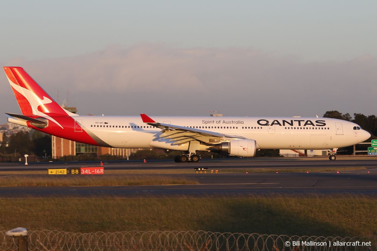 VH-QPI (705) 2005 Airbus A330-303