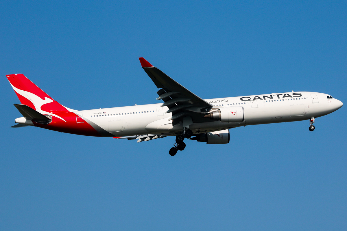 VH-QPH (695) 2005 Airbus A330-303