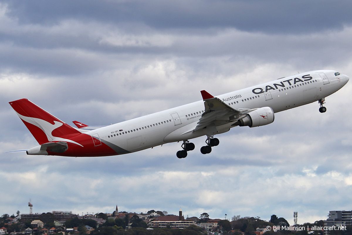 VH-QPI (705) 2005 Airbus A330-303