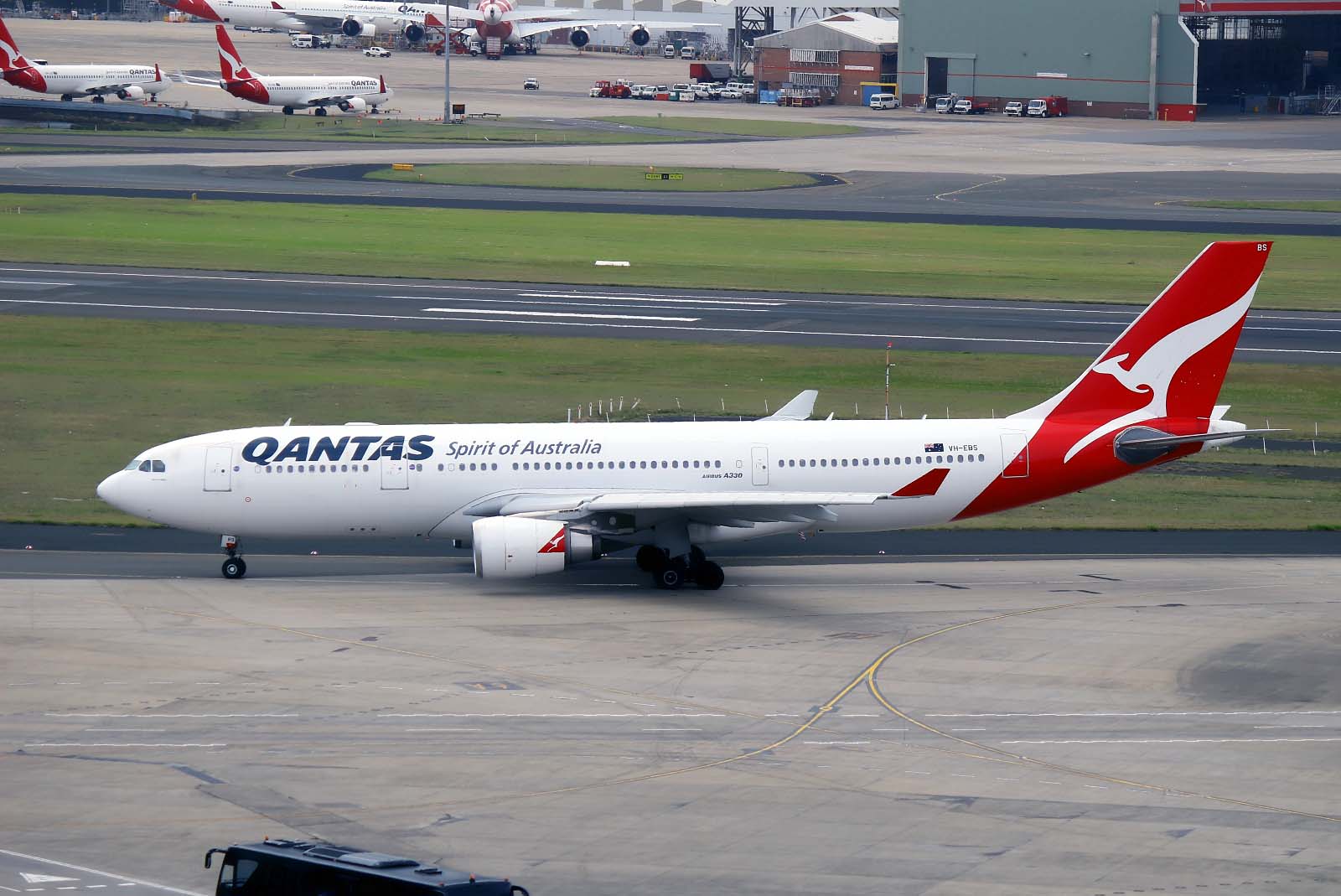 VH-EBS · Airbus A330-202 · (SYD / YSSY)