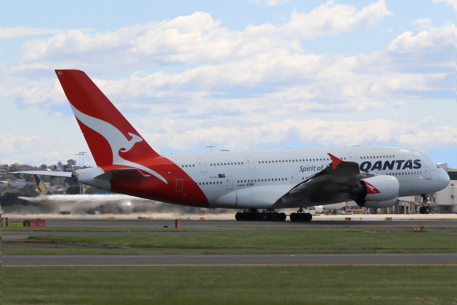 VH-OQJ (062) 2010 Airbus A380-842