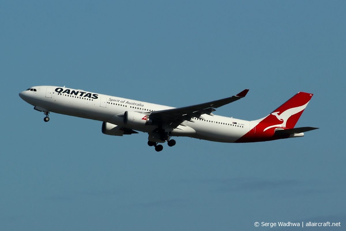 VH-QPE (593) 2004 Airbus A330-303
