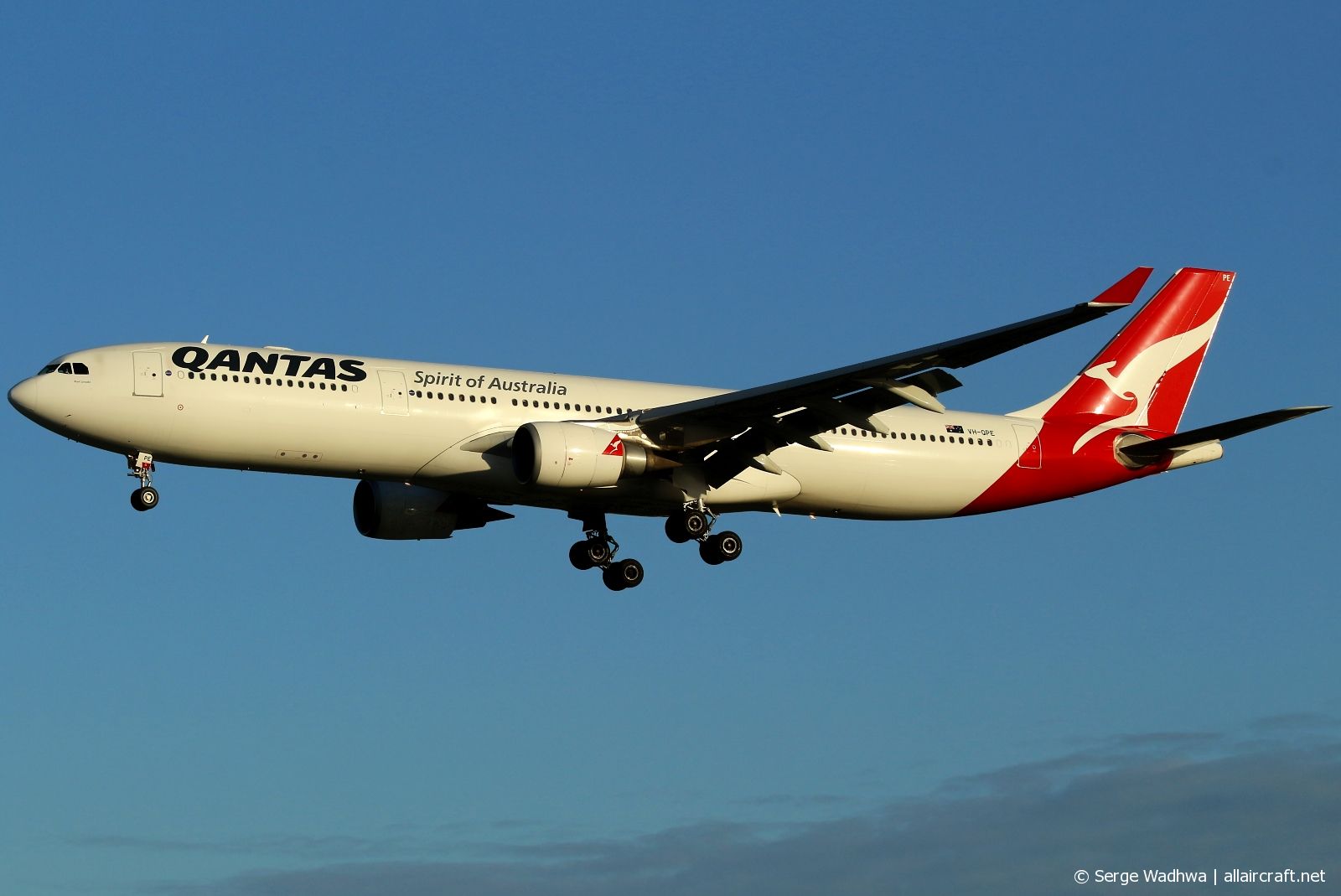VH-QPE (593) 2004 Airbus A330-303