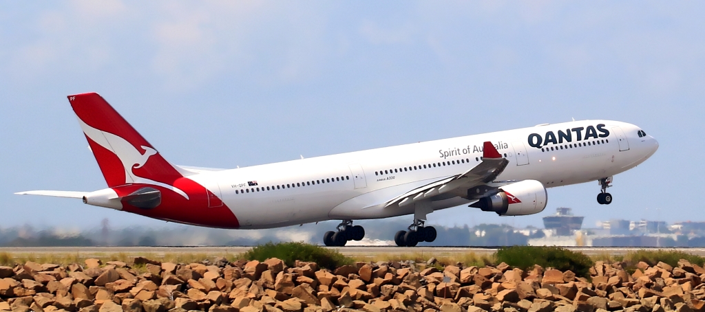 VH-QPF (595) 2004 Airbus A330-303