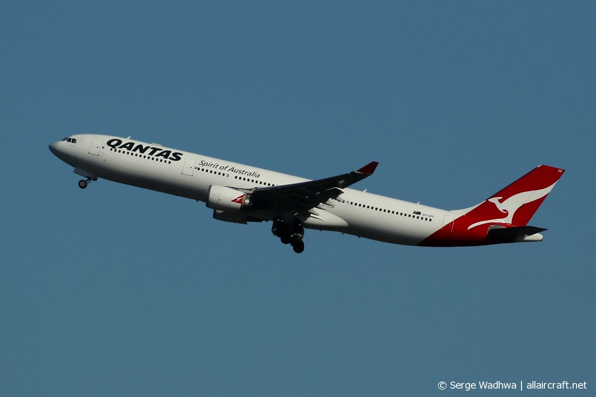 VH-QPF (595) 2004 Airbus A330-303
