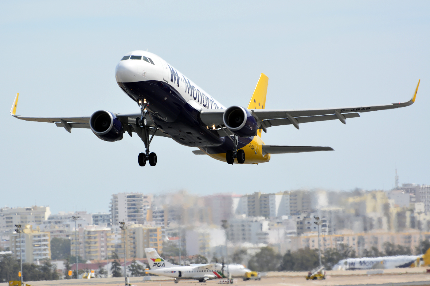 G-ZBAB · Airbus A320-214(WL) · (FAO / LPFR)