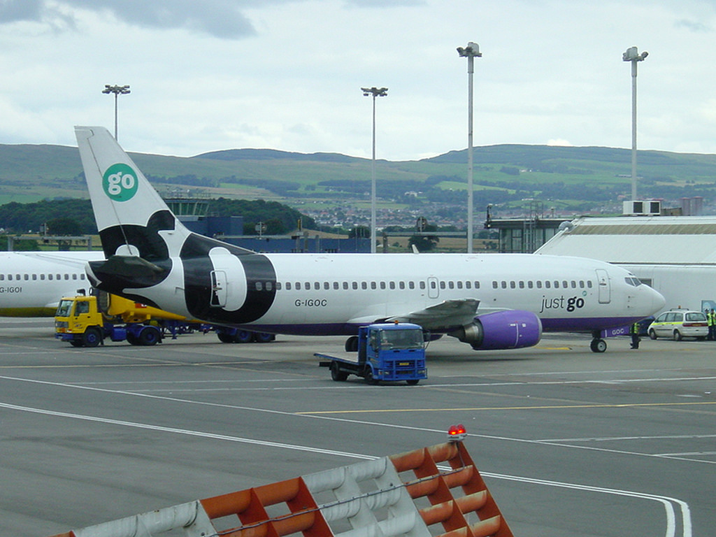 G-IGOC (24546) 1990 Boeing 737-3Y0