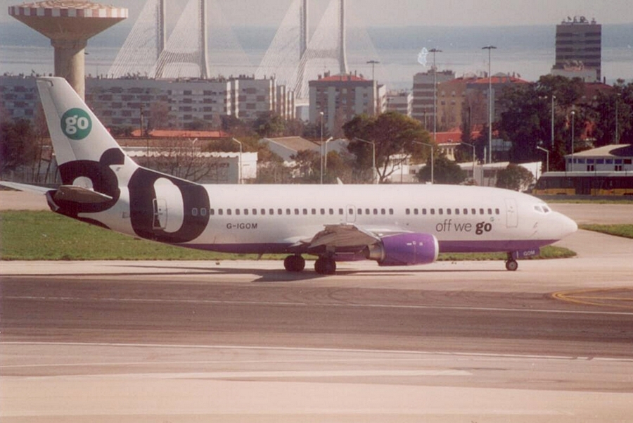 G-IGOM (28599) 1999 Boeing 737-36N