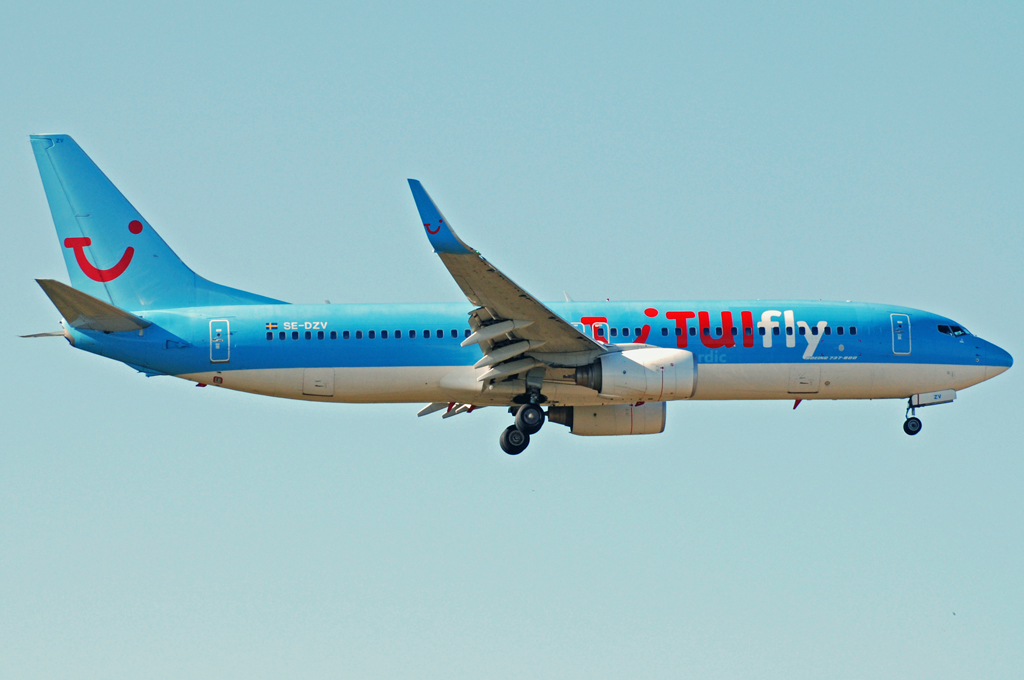 SE-DZV (32904) 2003 Boeing 737-804(WL)