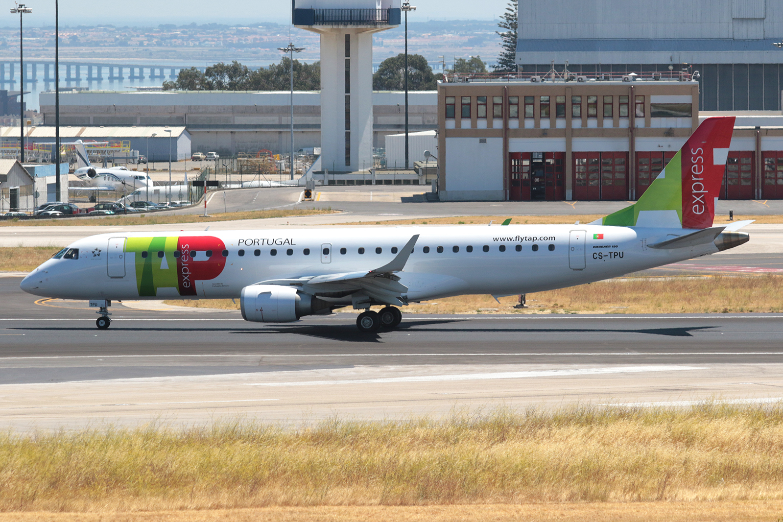 CS-TPU (cn 19000506) Embraer 190-100LR