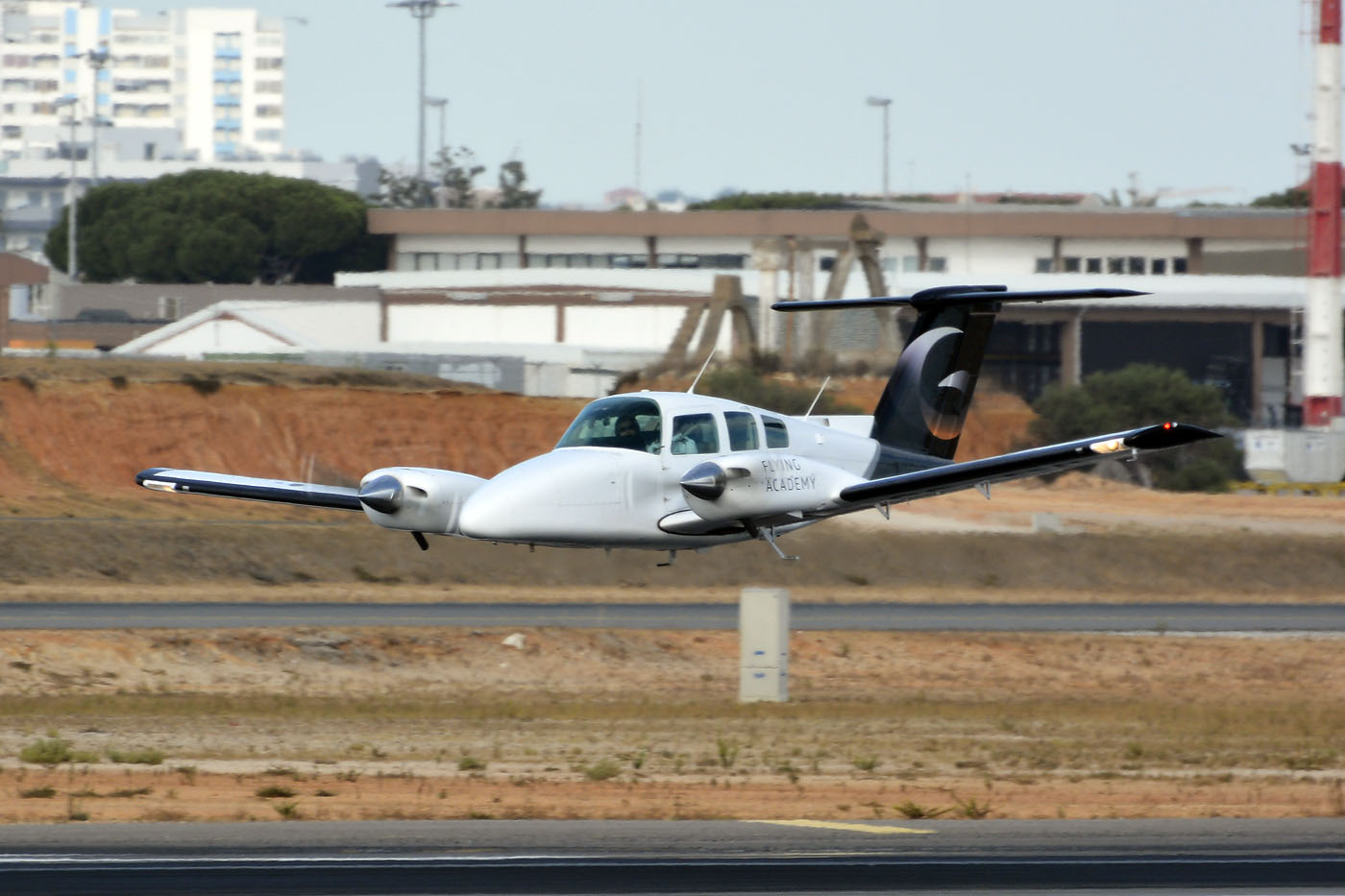 CS-AVL · Beechcraft 76 Duchess · (FAO / LPFR)