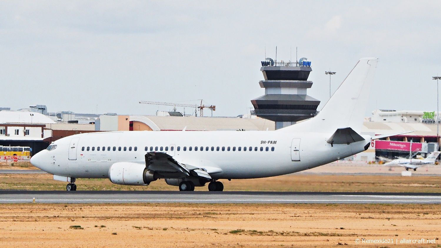 9H-PAM (cn 25744) Boeing 737-33AQC