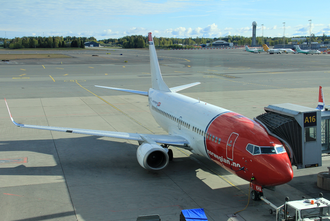 LN-KHA (29100) 1998 Boeing 737-31S WL