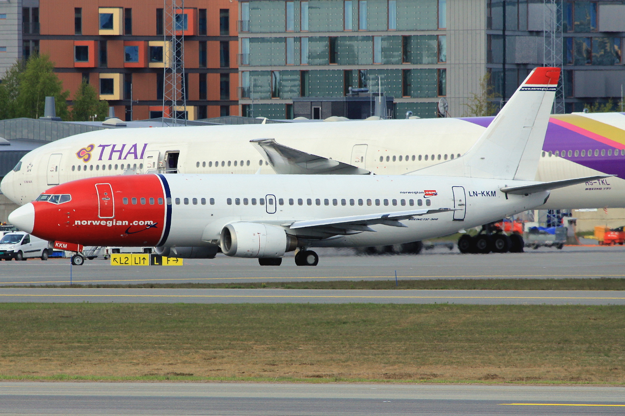 LN-KKM (24676) 1990 Boeing 737-3Y0
