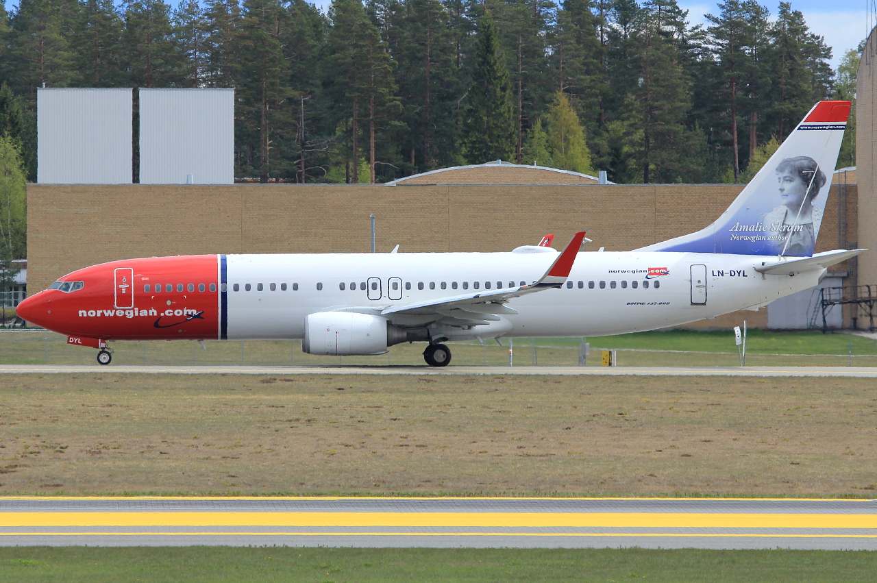 LN-DYL (40867) 2011 Boeing 737-8JP WL