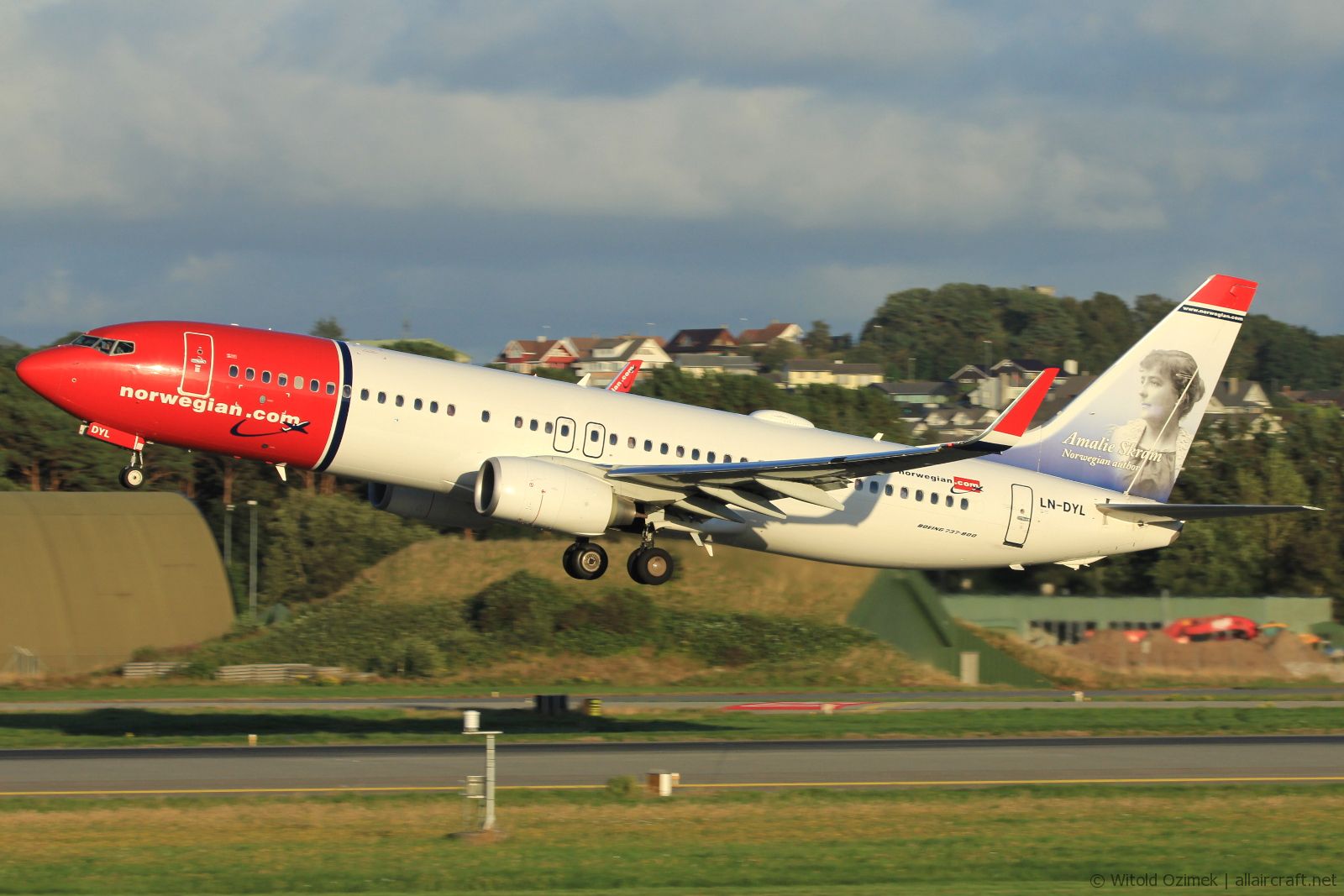 LN-DYL (40867) 2011 Boeing 737-8JP WL
