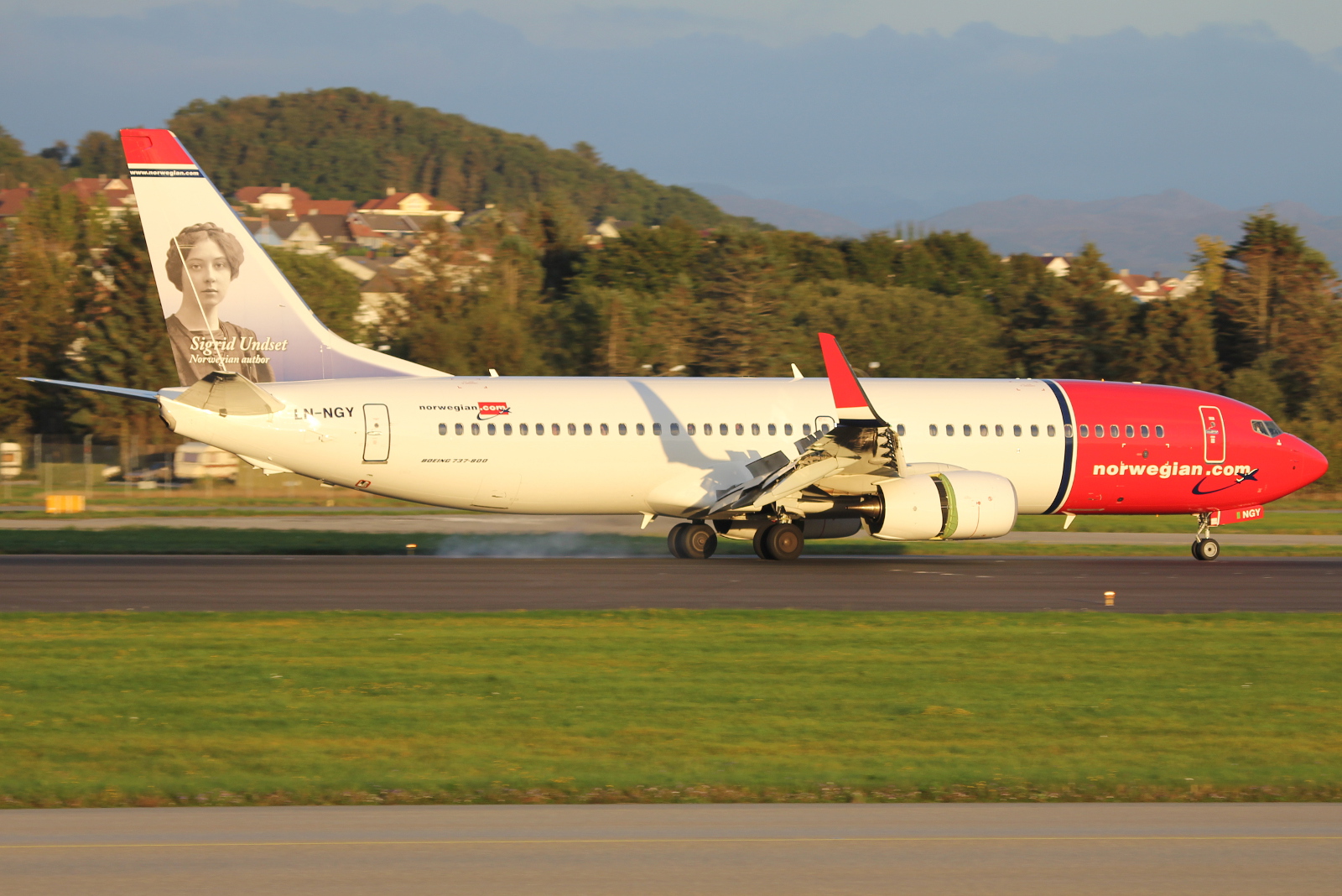 LN-NGY (41126) 2014 Boeing 737-8JP WL