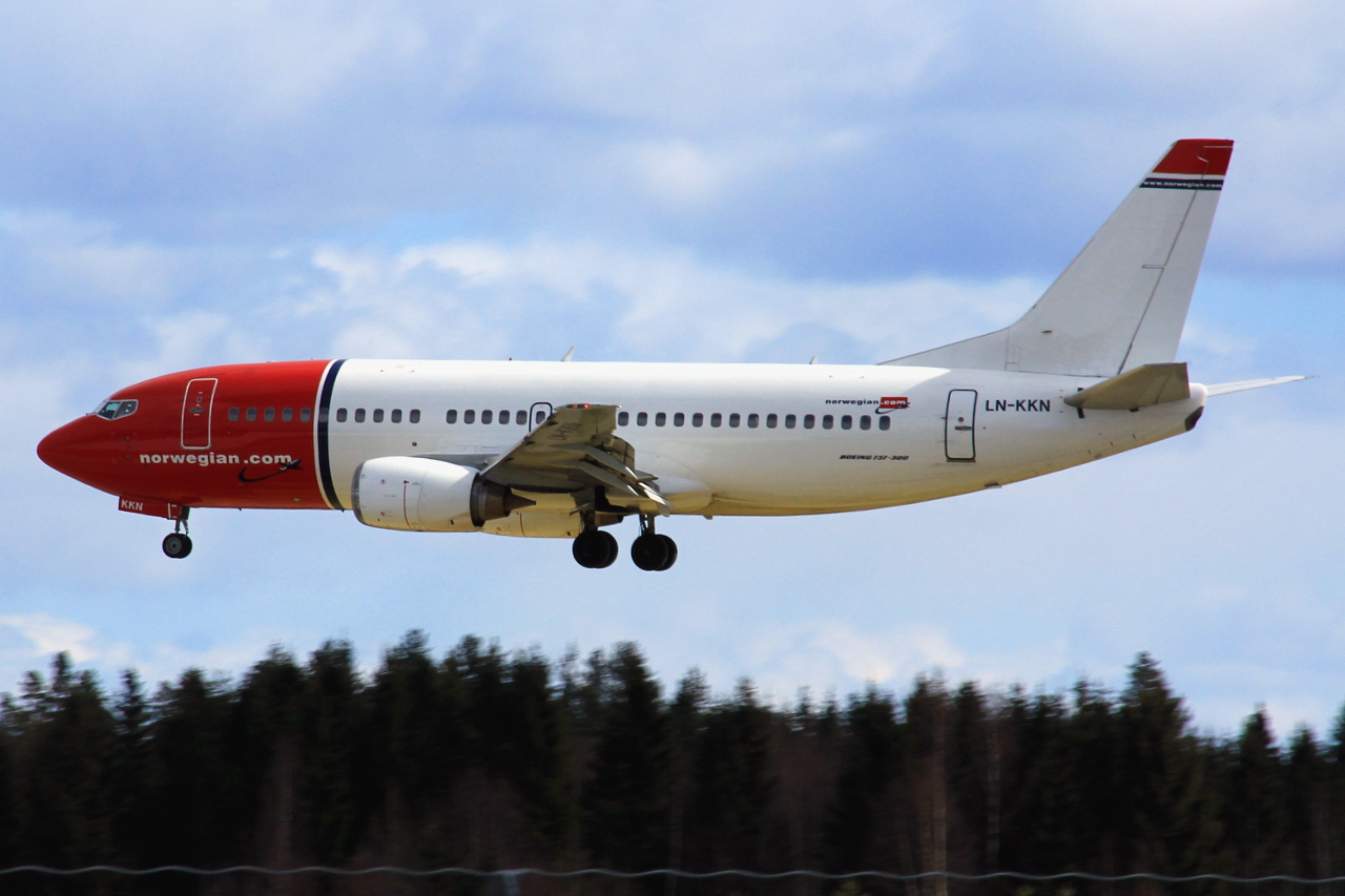 LN-KKN (24910) 1991 Boeing 737-3Y0