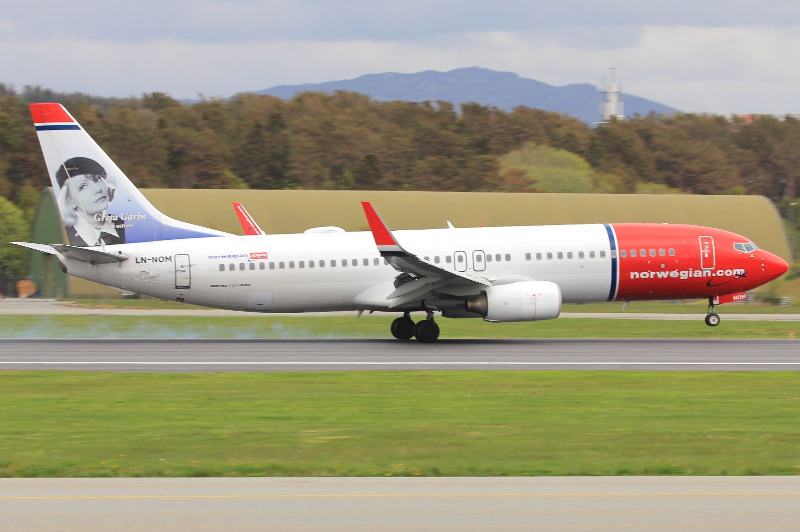 LN-NOM (28642) 2001 Boeing 737-86N WL