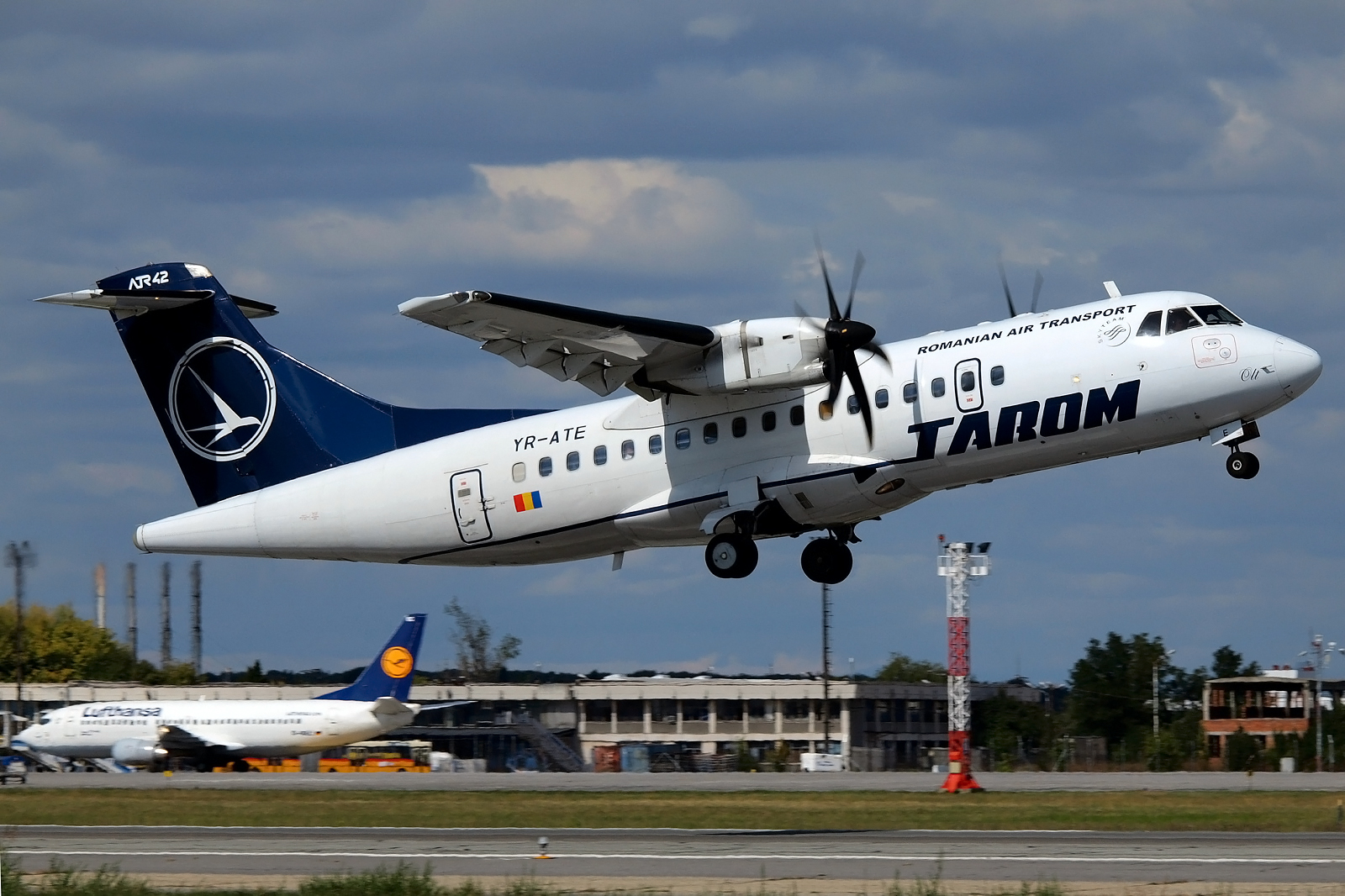 YR-ATE ( 596 ) 1998 ATR-42-500
