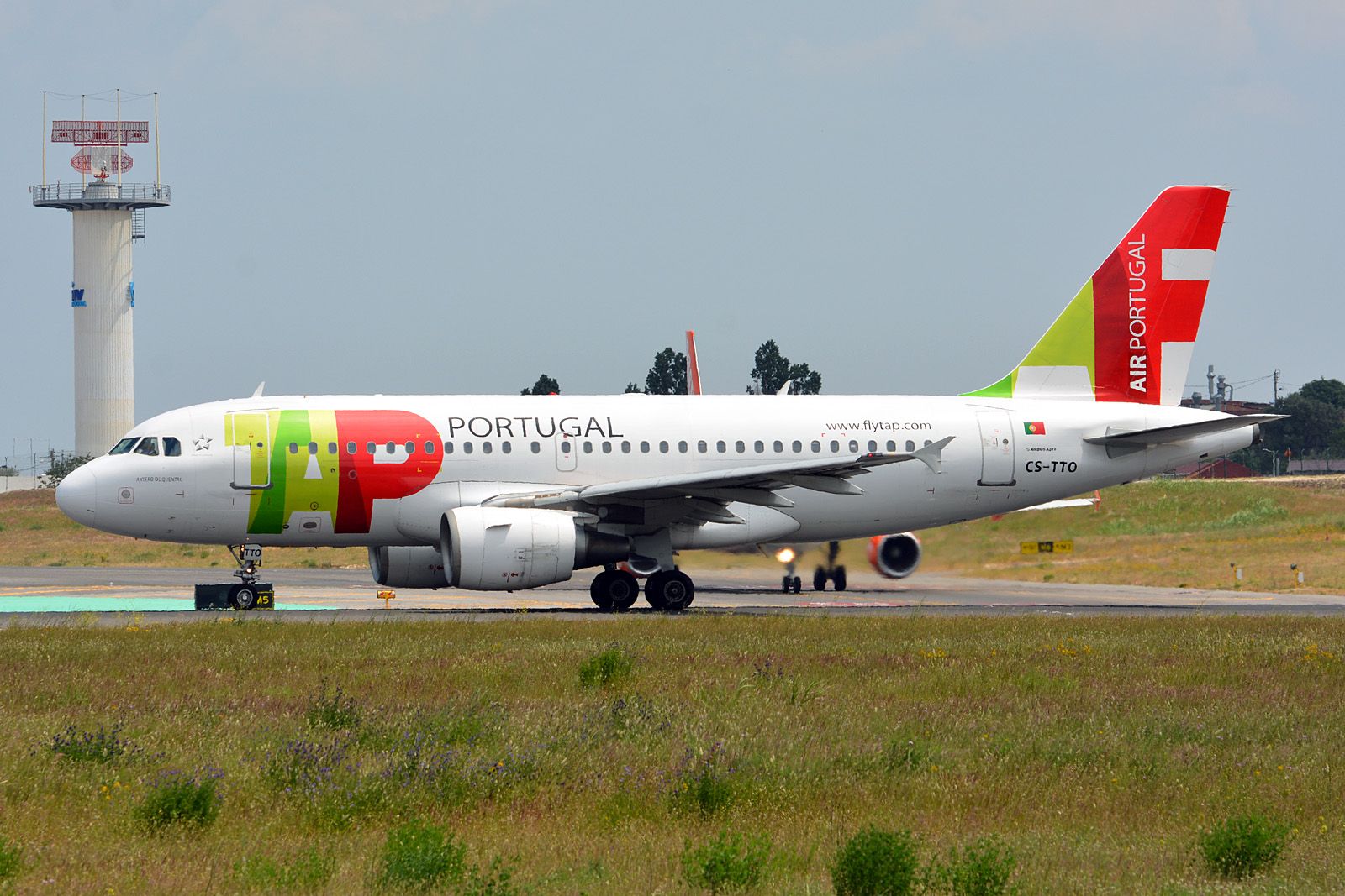 CS-TTO (1127) 1999 Airbus A319-111