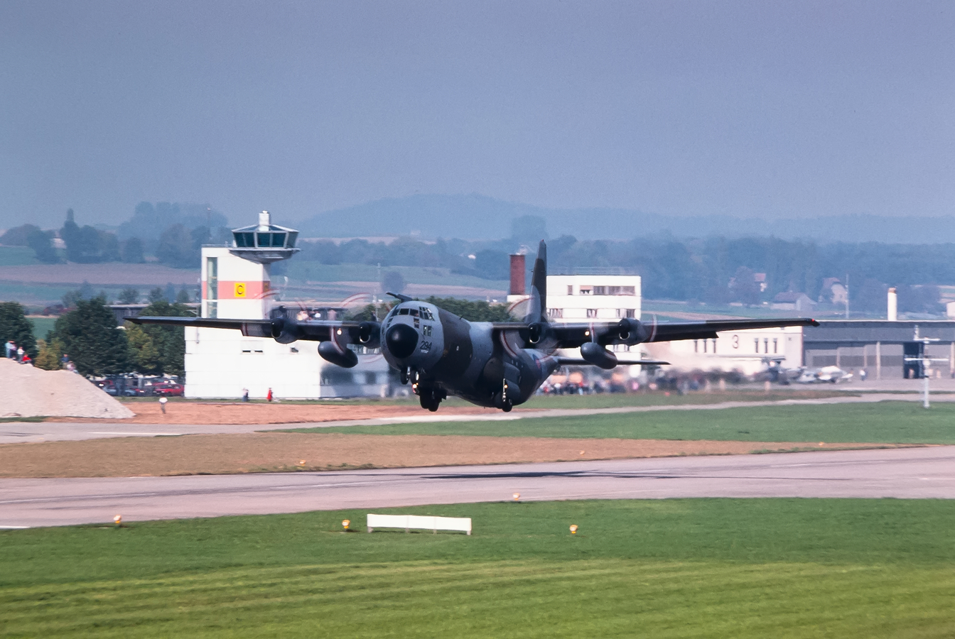 XV294 (382-4259) 1966 Lockheed C-130K Hercules C3